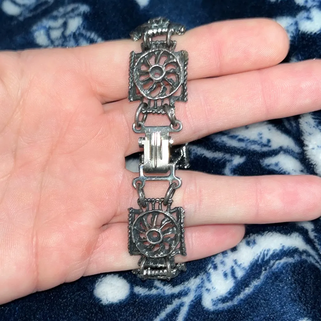 Vintage Link Bracelet featuring square panels with filigree sun designs Gray - Image 5