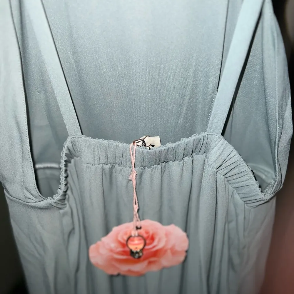 Amanda Maxi Dress NWT Size Medium in Silver Sage Crisp - Image 5