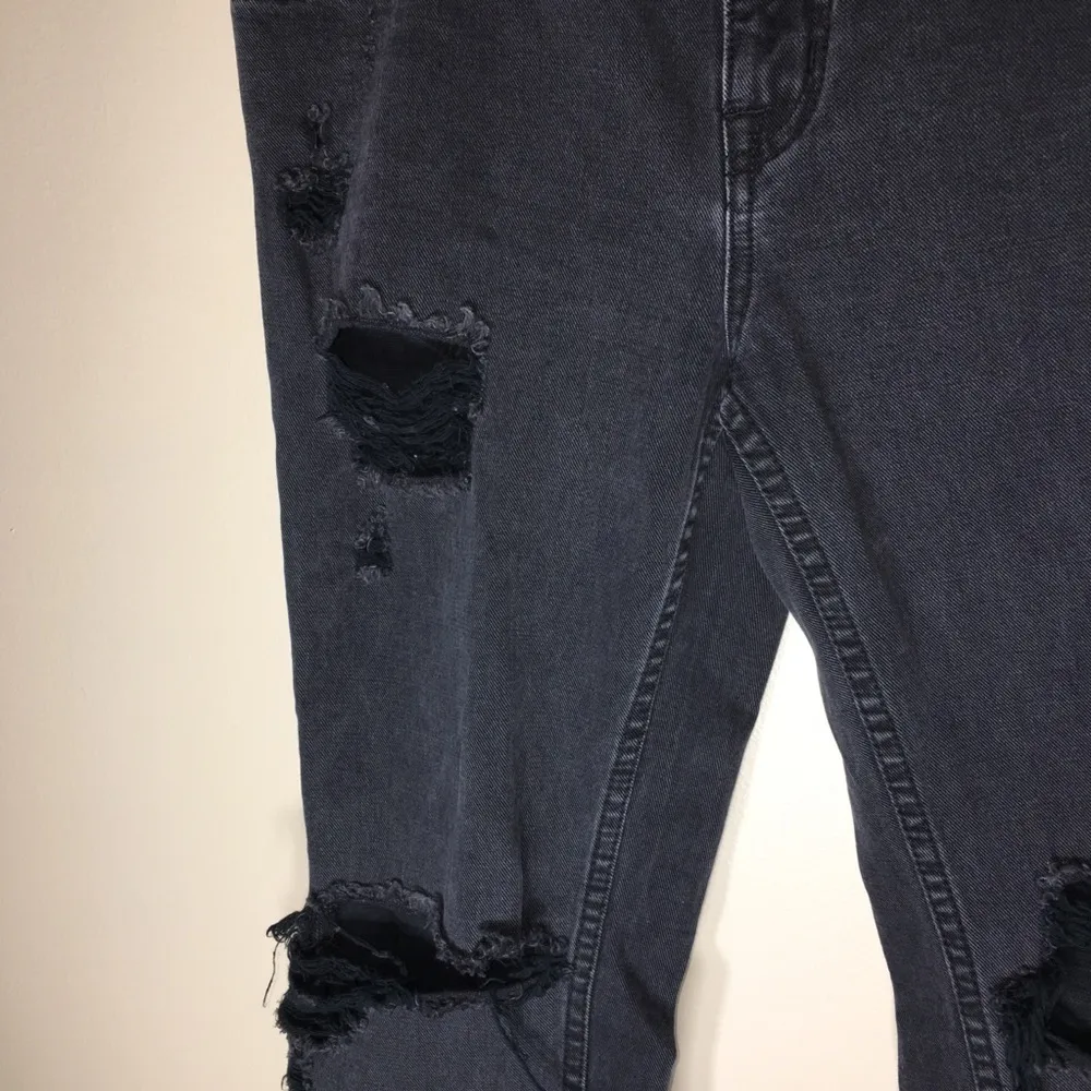 BDG slim bf low rise distressed jeans size 27​​​ - Image 4