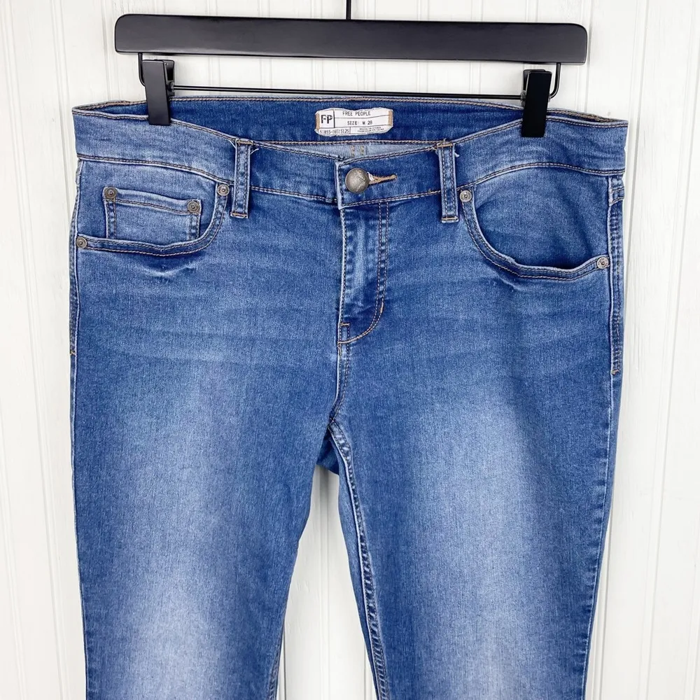 Free People Low Rise Slim Kick Cropped Jeans in Vista Wash Women's Size 28 - Image 4