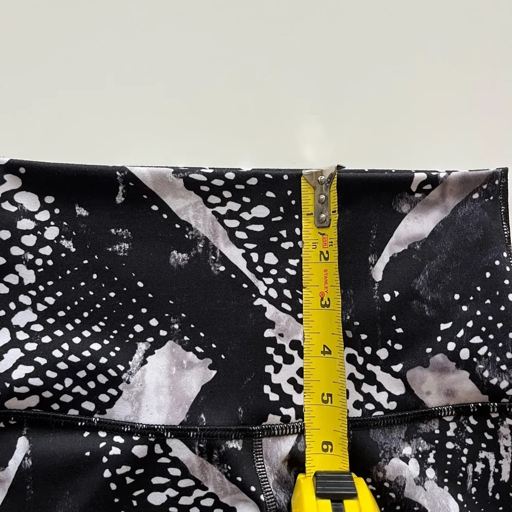 lululemon athletica Boogie Short -Static Mist White Black -Size 4 - Image 7