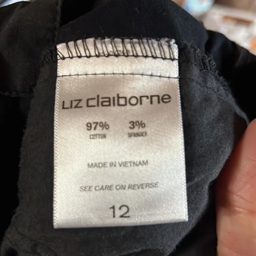 Liz Claiborne black like new shorts - Image 4