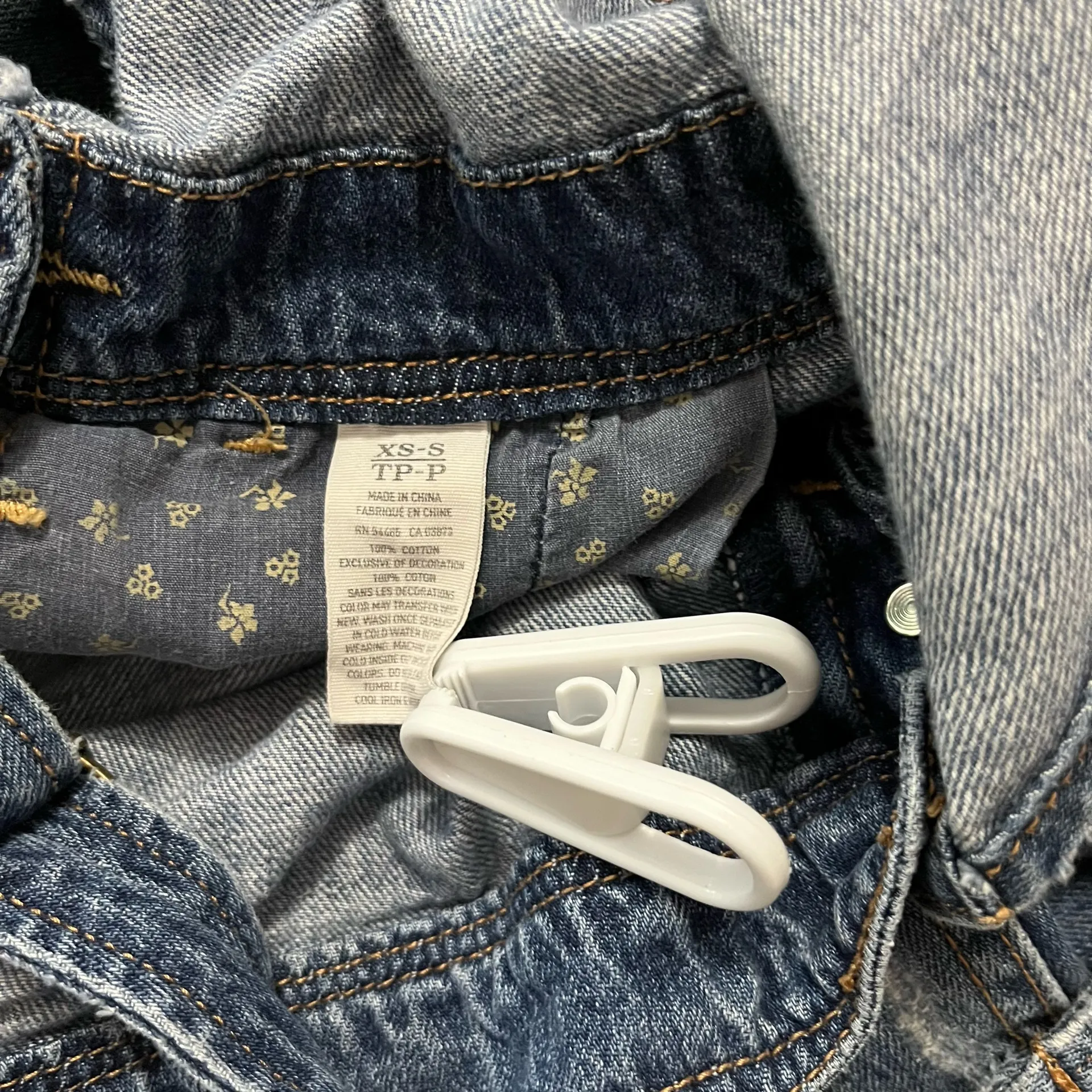 American Eagle Women’s XS/S Raw Hem Overall Jean Shorts Denim Shortails Tomgirl - Image 3