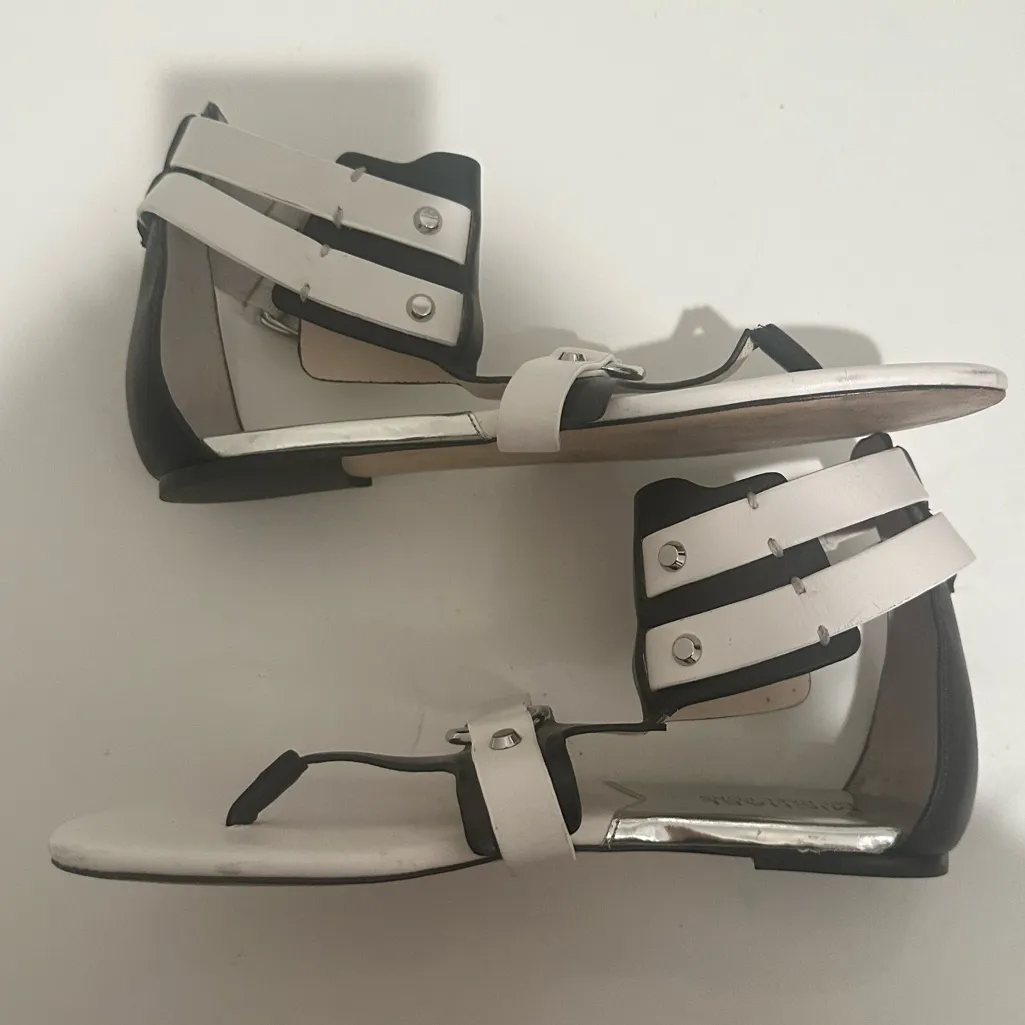 MICHAEL Michael Kors Nadine Flat T-Strap Gladiator Black White Sandals Size 6 - Image 6