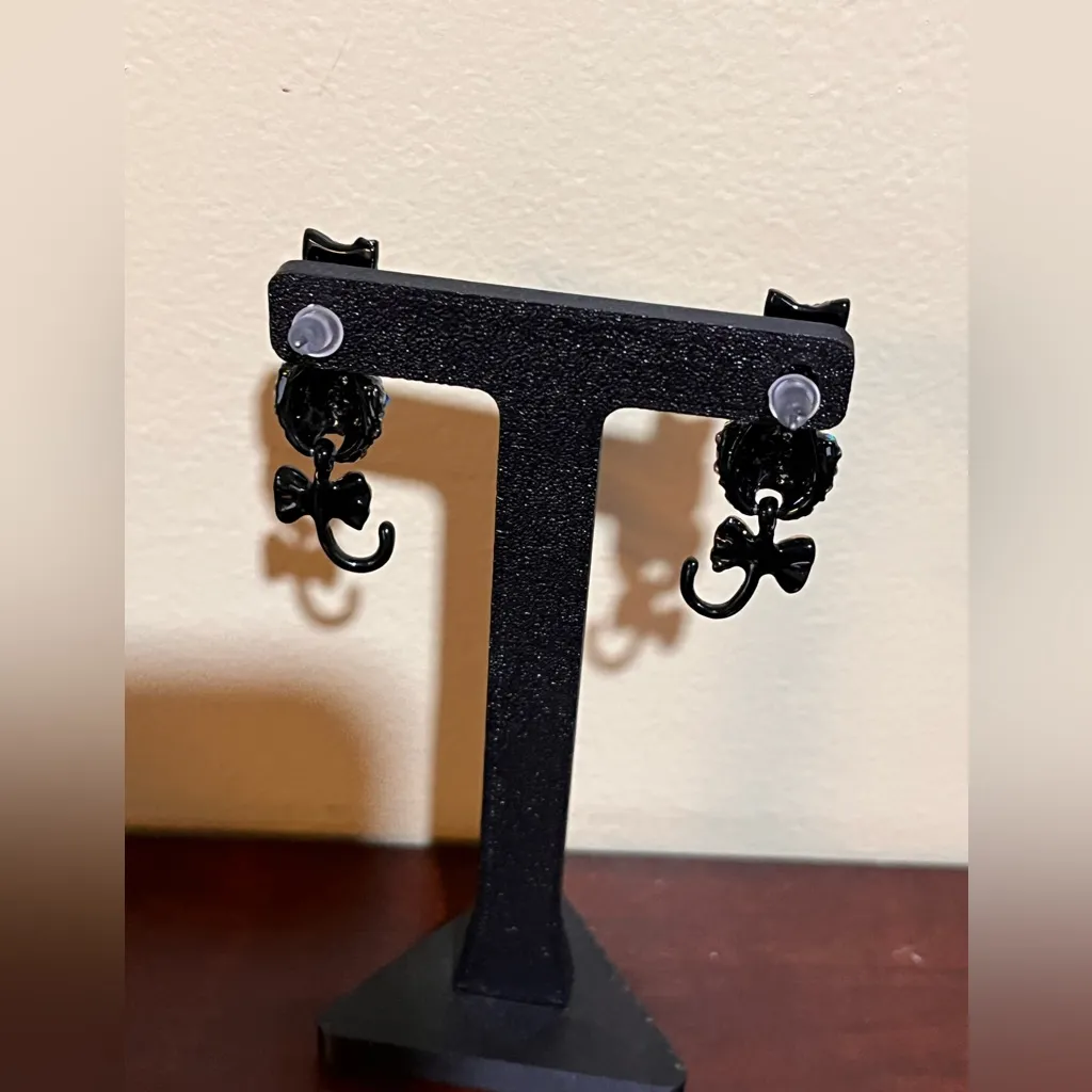 Betsey Johnson Black and Gold Cat Earrings - Image 3