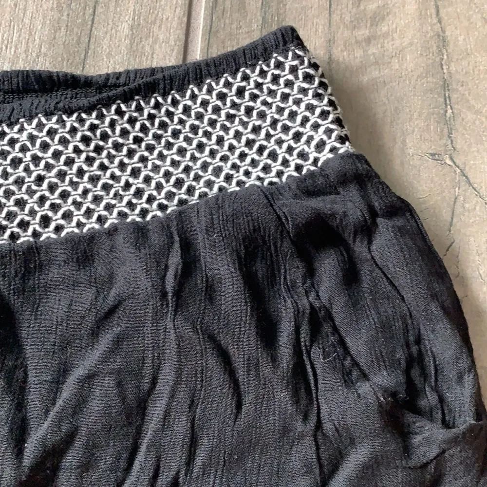 Charlotte black shorts with pockets - Image 3