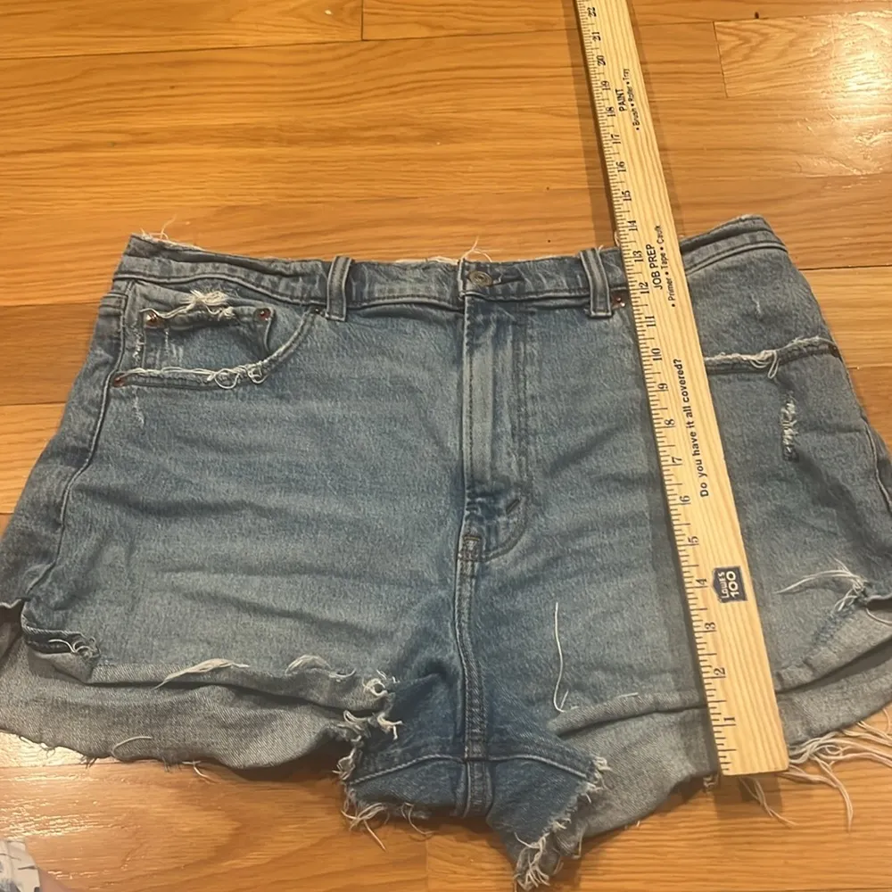 Abercrombie & fitch The mom high rises distressed Jean shorts size 32/14 . - Image 4