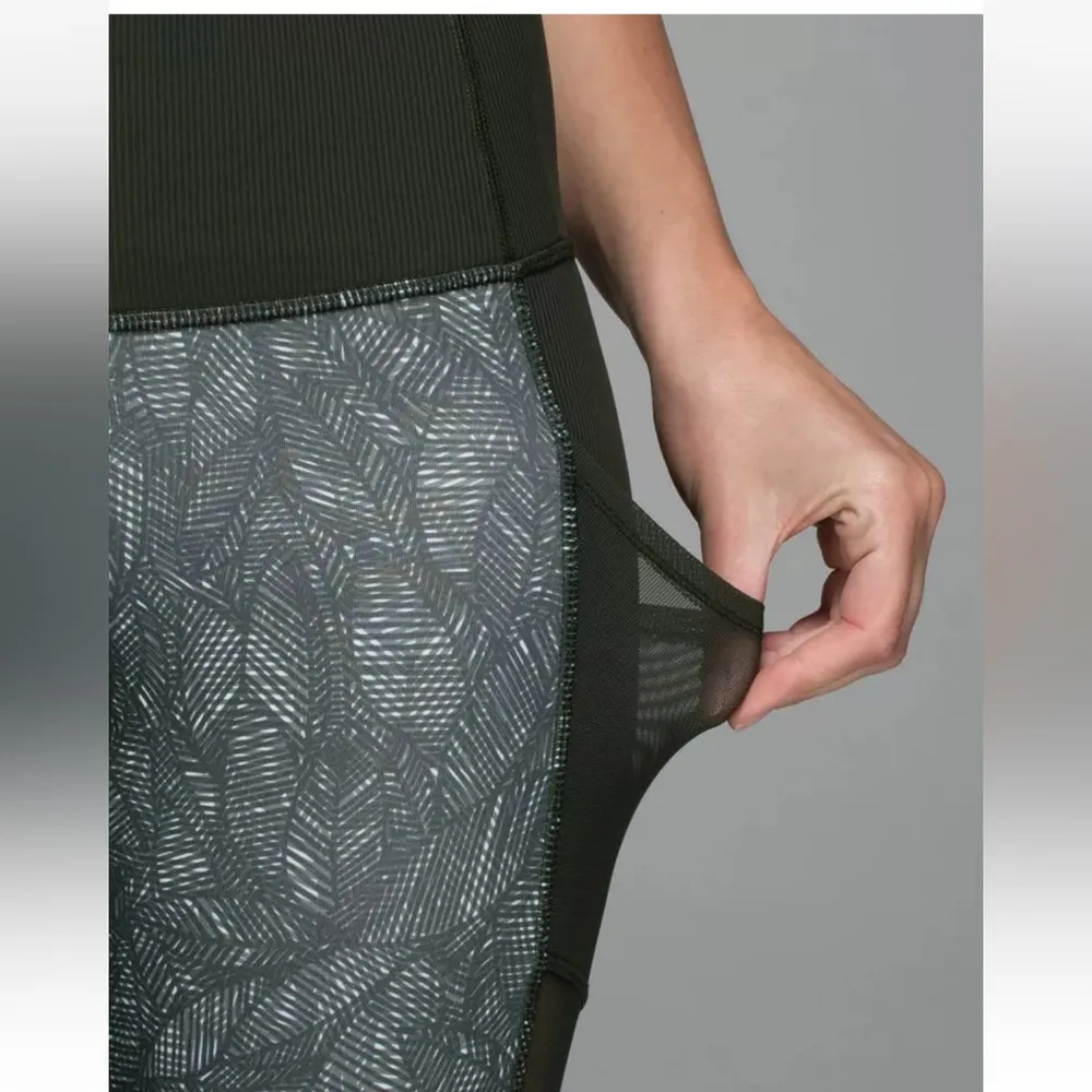 Lululemon High Times Pant SE Luxtreme Mesh size 8 Jazzy White Gator Green - Image 5