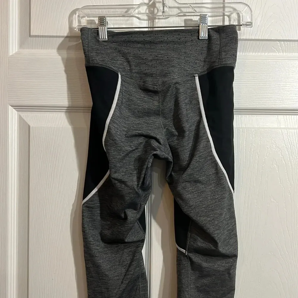 Nike Dri-Fit Leggings Women's. Size Small.  Gray Black Colorblock Cropped - Image 5