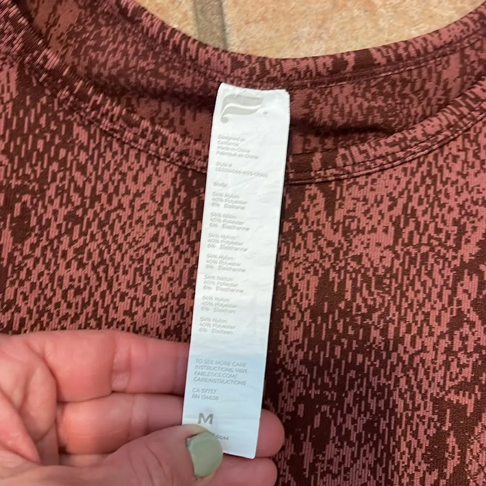 Fabletics  Kamila Seamless Long-Sleeve athletic Top size medium - Image 4