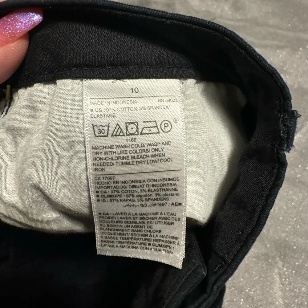 Old Navy Black Shorts Relaxed Fit - Image 4