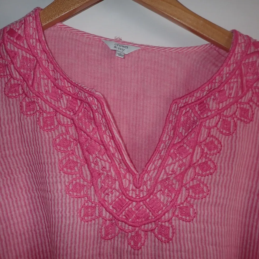 Crown & Ivy Pink/White Pinstripe Seersucker embroidered v-neck collar 3/4 sleeve - Image 5
