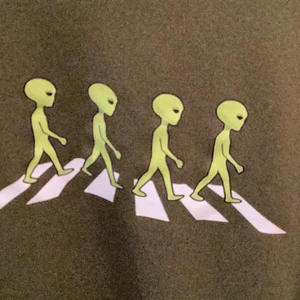 Alien Beatle Olive green tee shirt NWOT walking like the Beatles Size undefined - Image 2