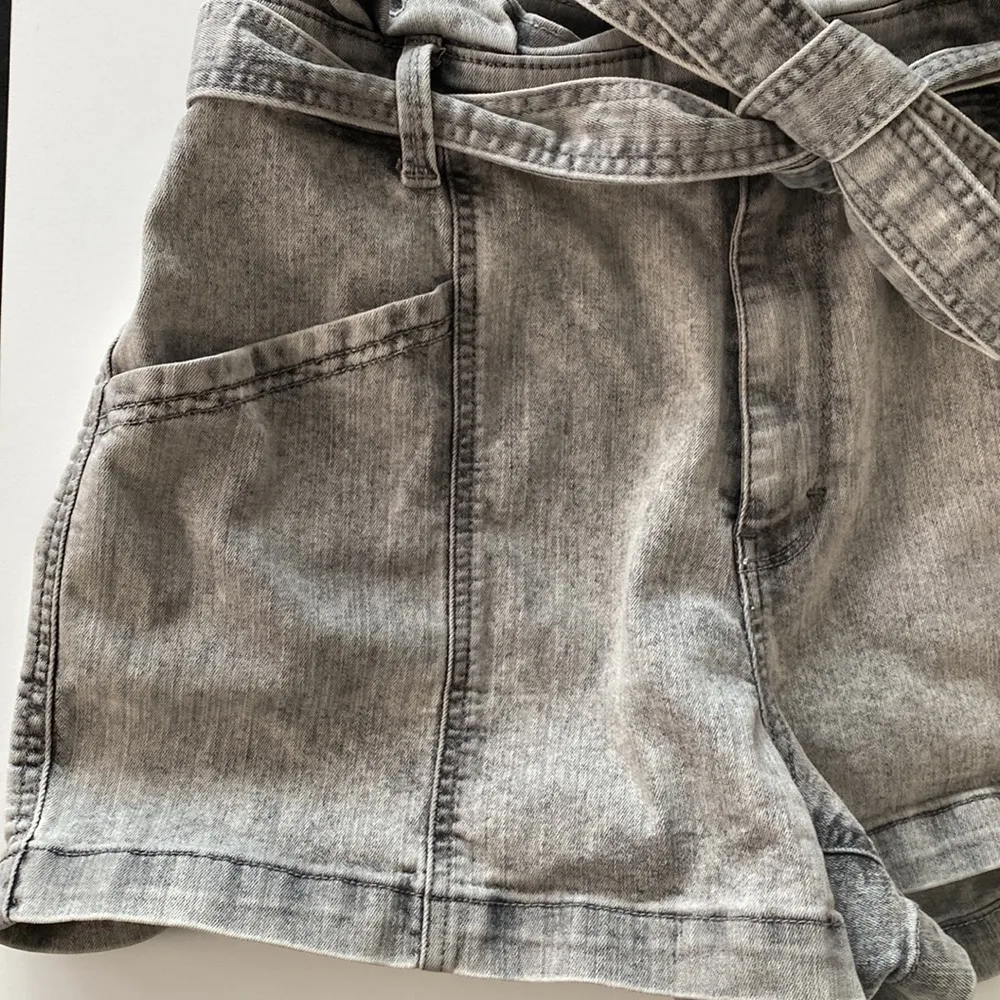 Universal Threads Universal Thread Ruffle Tie Waist Grey Denim Shorts Size 12 - Image 4