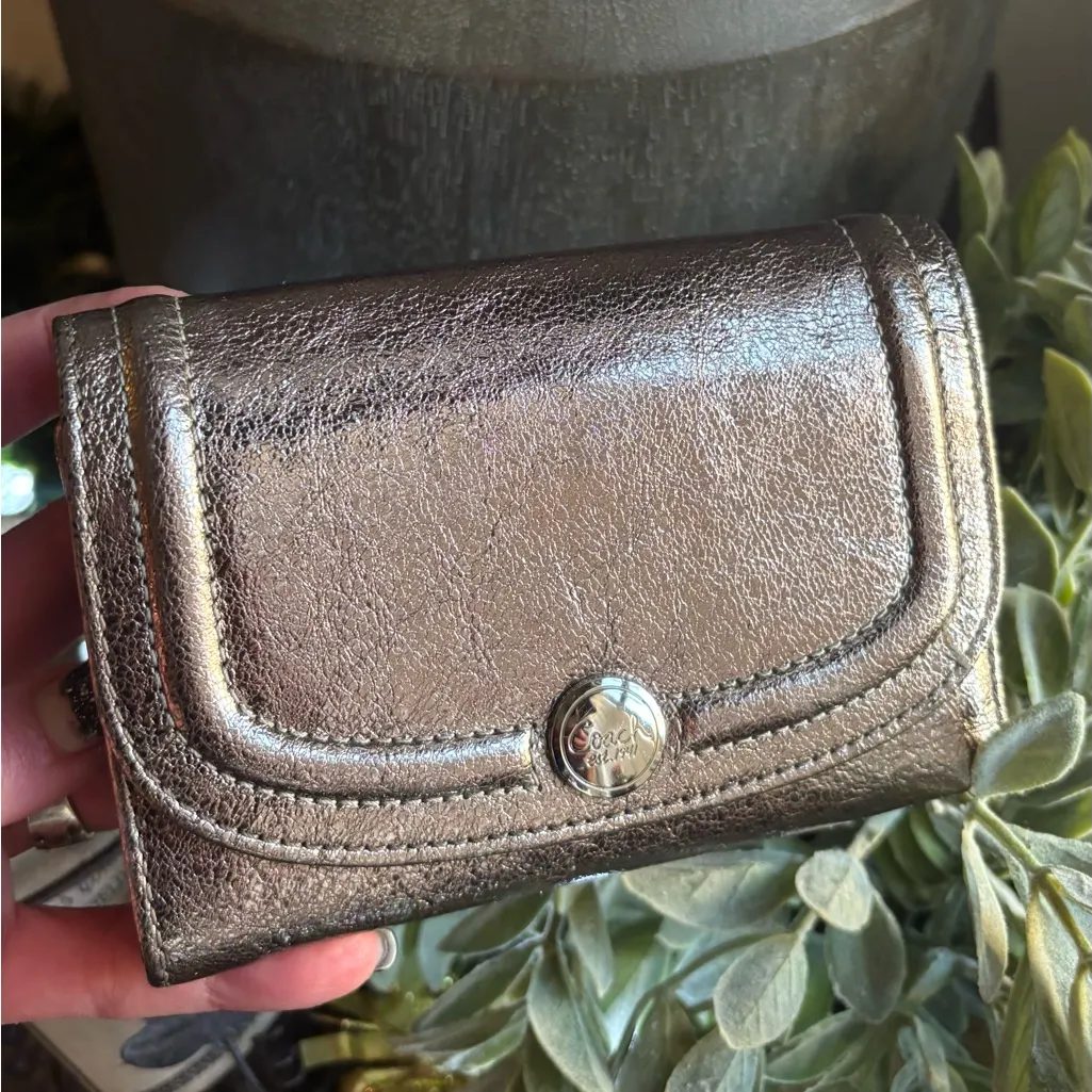 RARE🔥Authentic COACH 1941 SIlver/light gold leather Snap Flap trifold wallet - Image 10