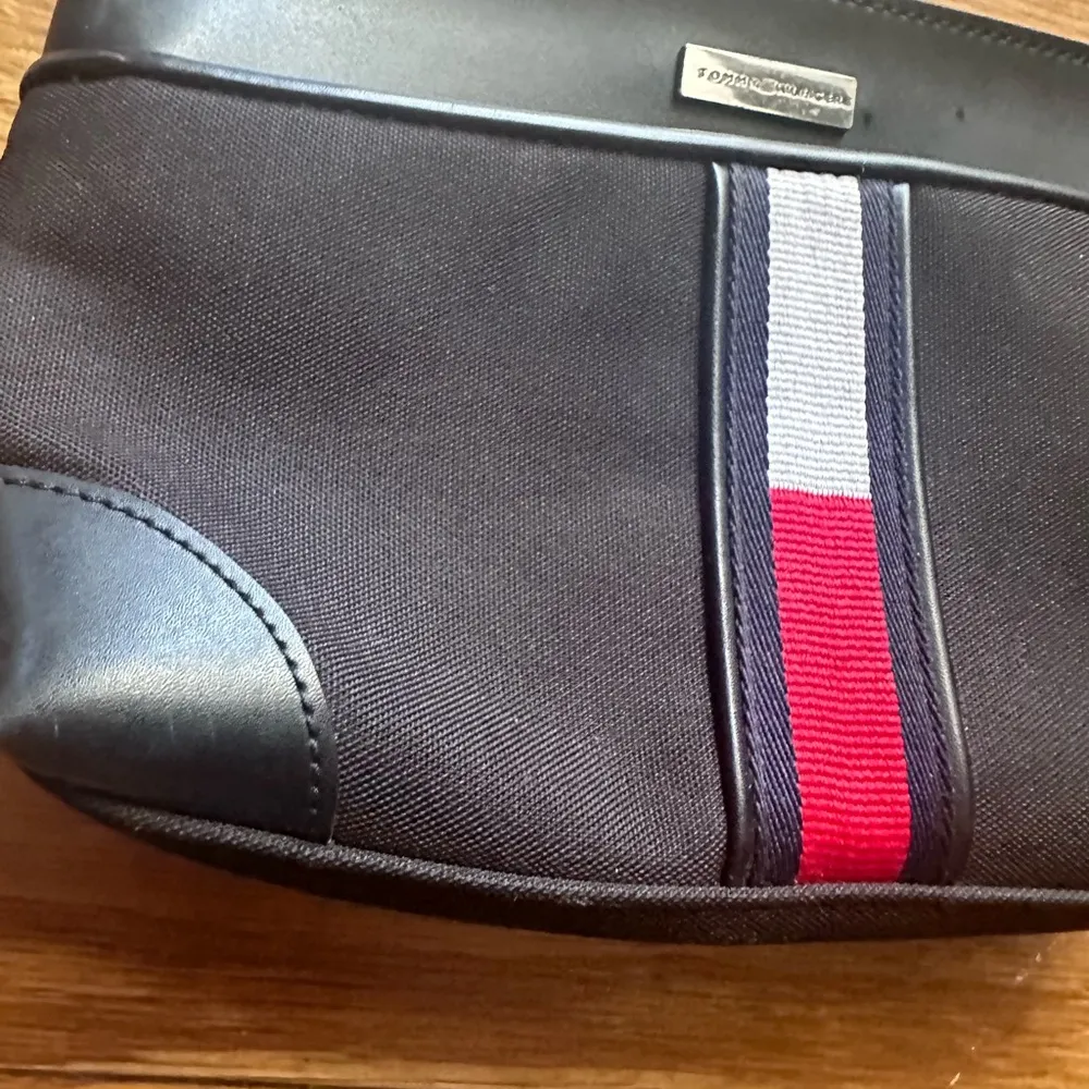 Tommy Hilfiger Black Shoulder Purse - Image 11