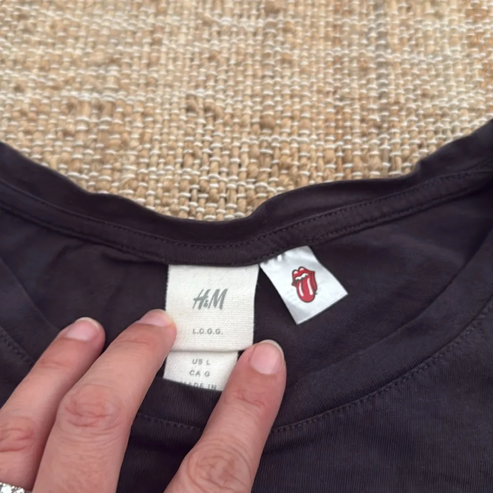 The Rolling Stones 1975 US Tour T-Shirt Womens Size L Short Sleeve Dark Gray H&M - Image 4