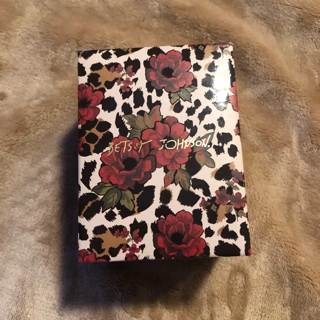 Betsey Johnson time links of love watch. New in box. - Image 3