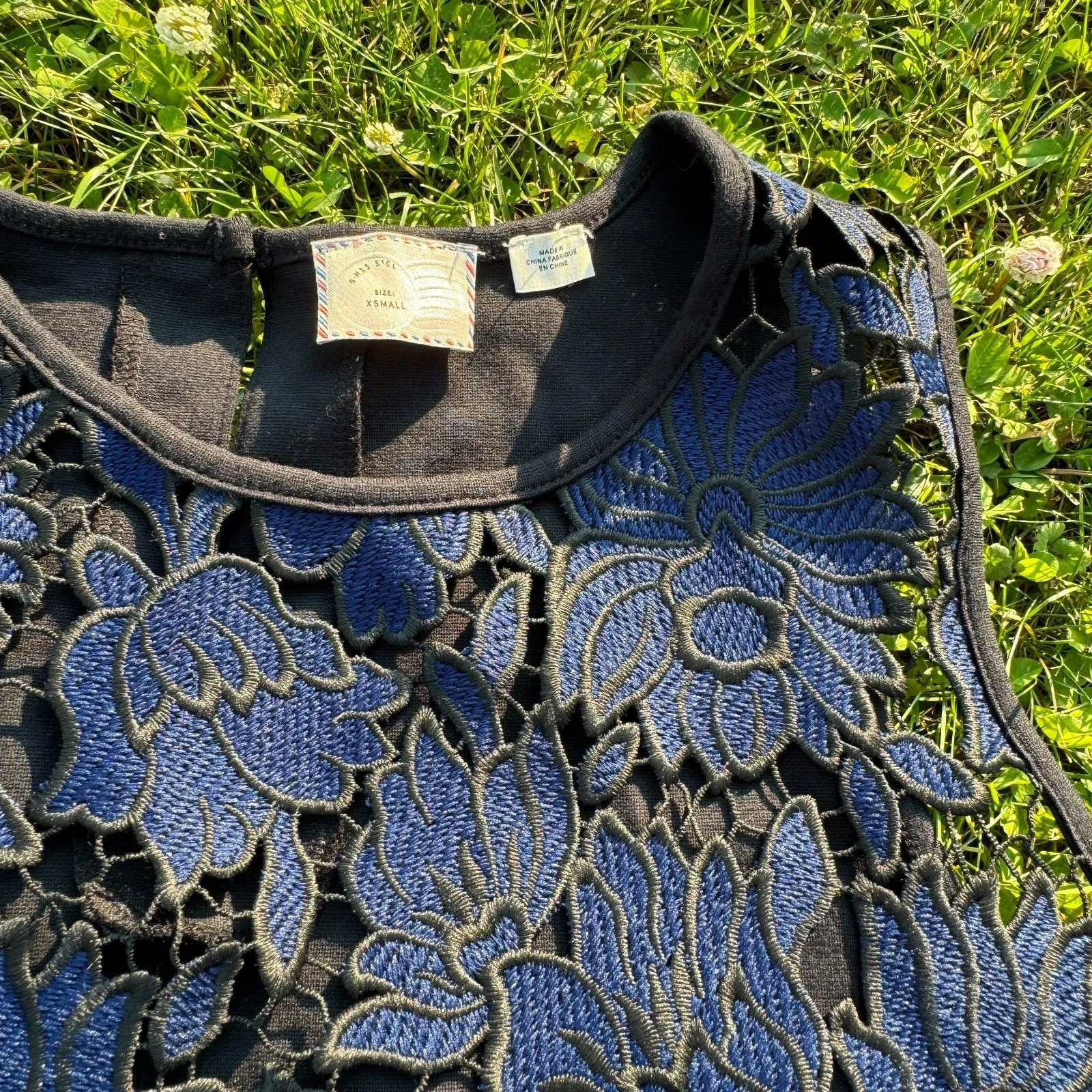 Anthropologie Blue Floral Cutout Tank Shirt Blouse size XS - Image 2