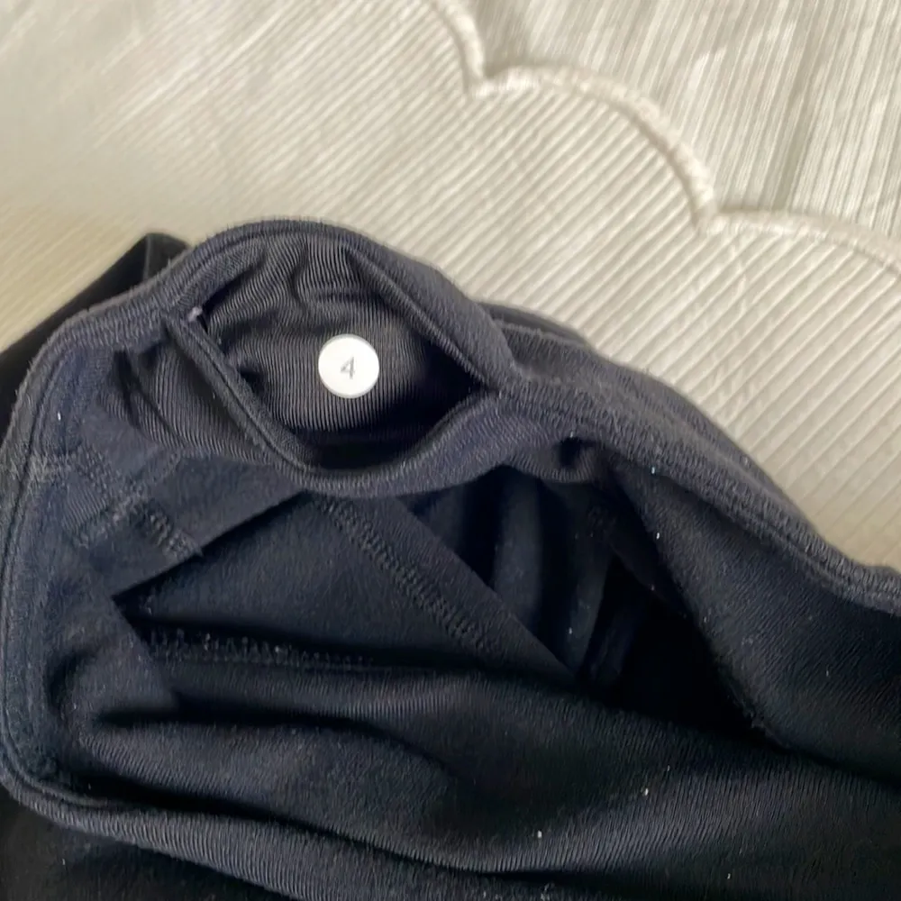 Lululemon  black stretch pants with back pocket - Image 3