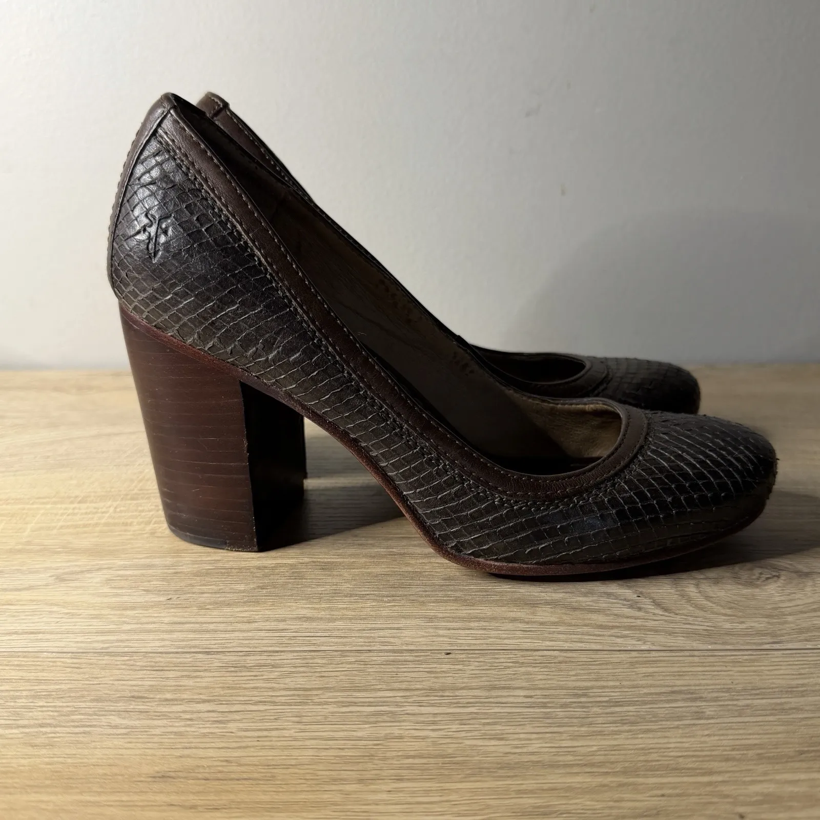 Frye Carson Heels Womens 7M Brown Distressed Leather Stacked Block Heel Pump - Image 2