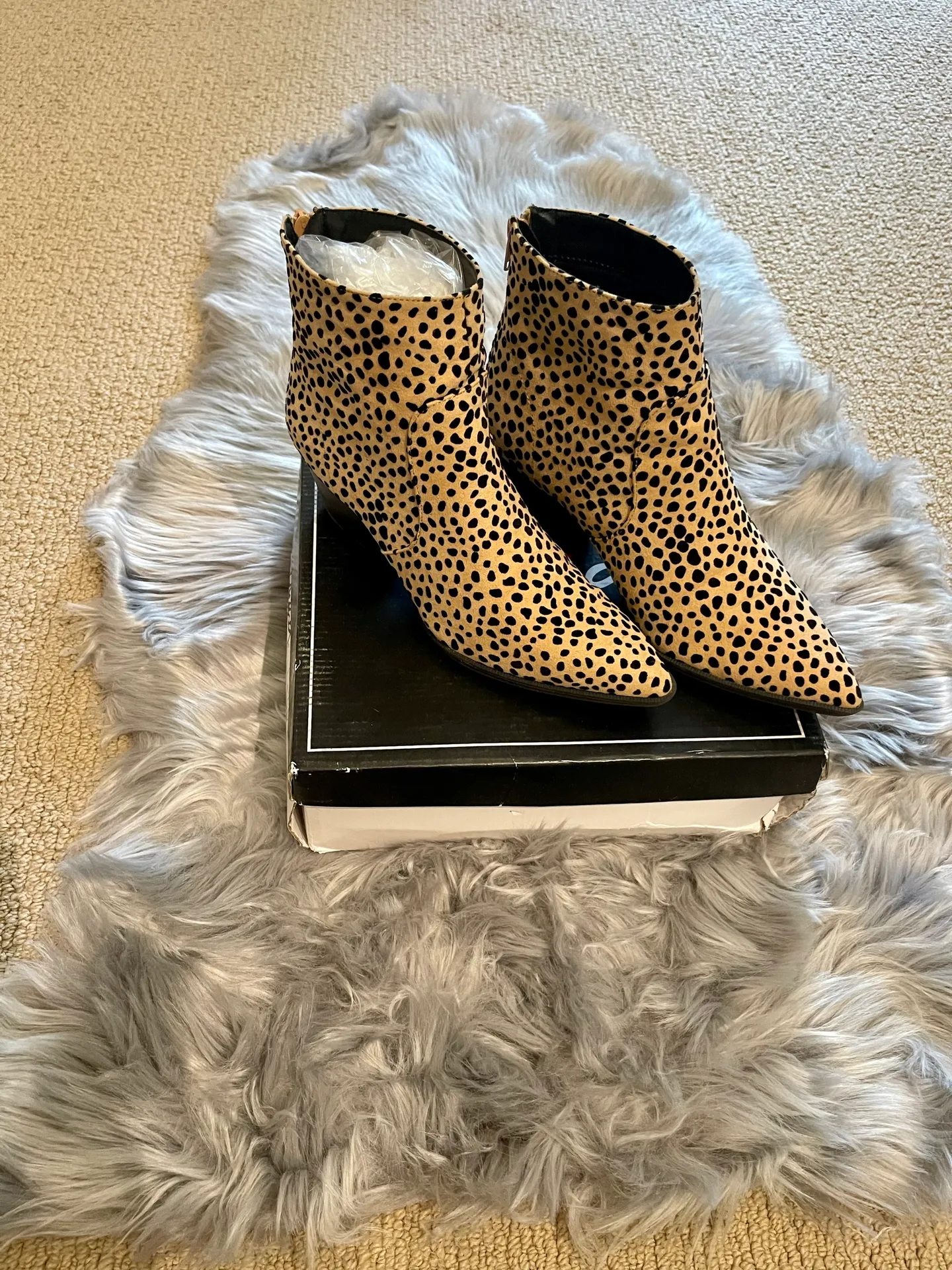 Qupid Animal Print Leopard Suede Pointed Toe Ankle Bootie Size 8 - Image 3