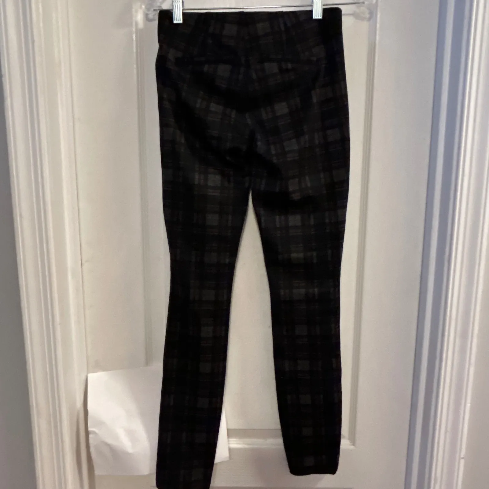 DESIGN LAB Women Plaid Skinny Pants Zipper Detail Black Red Size 24 - Image 3