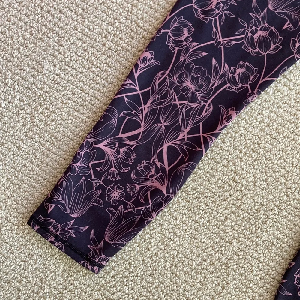 FABLETICS Powerhold Cropped Leggings Capri Black Pink Floral Size Small VEUC - Image 5