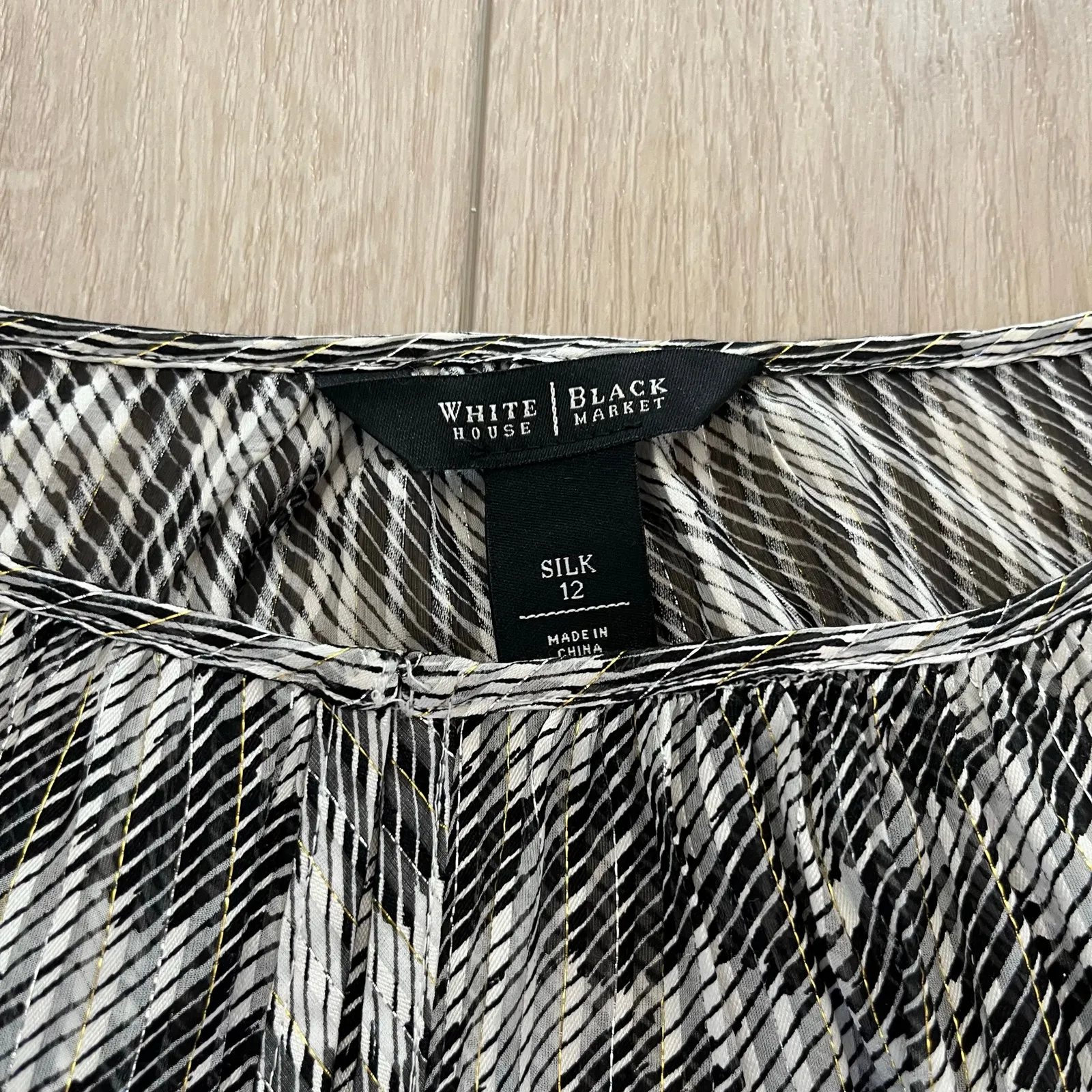 White House Black Market Black and White Geometric 100% Silk Blouse Size 12 - Image 2