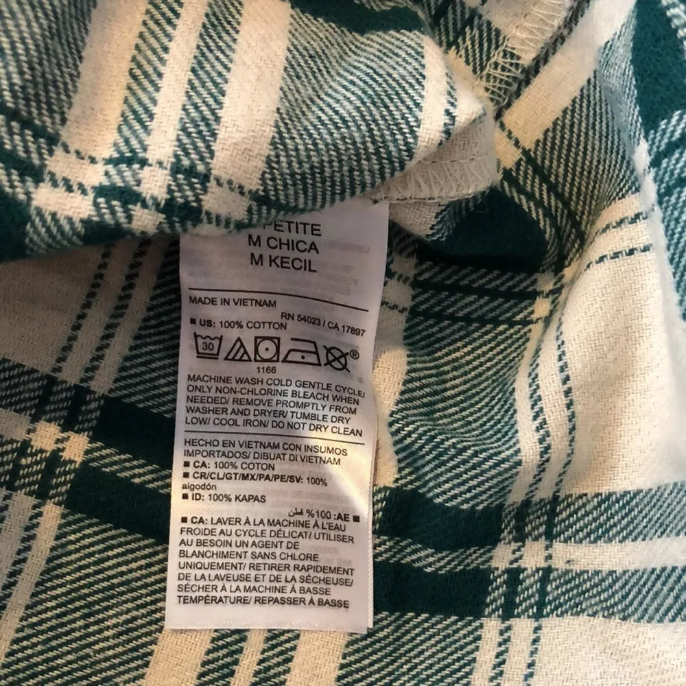 New Old navy plaid flannel shirt, size petite medium - Image 9