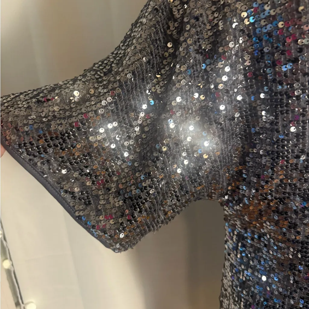 BKE Boutique Silver Sequin Mini Dress Short Sleeve Party Cocktail Size M - Image 3