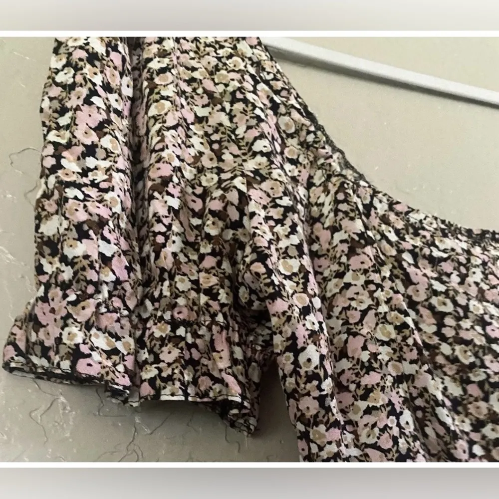 Urban Outfitters Daisy Crop Tank Size Medium - Image 4