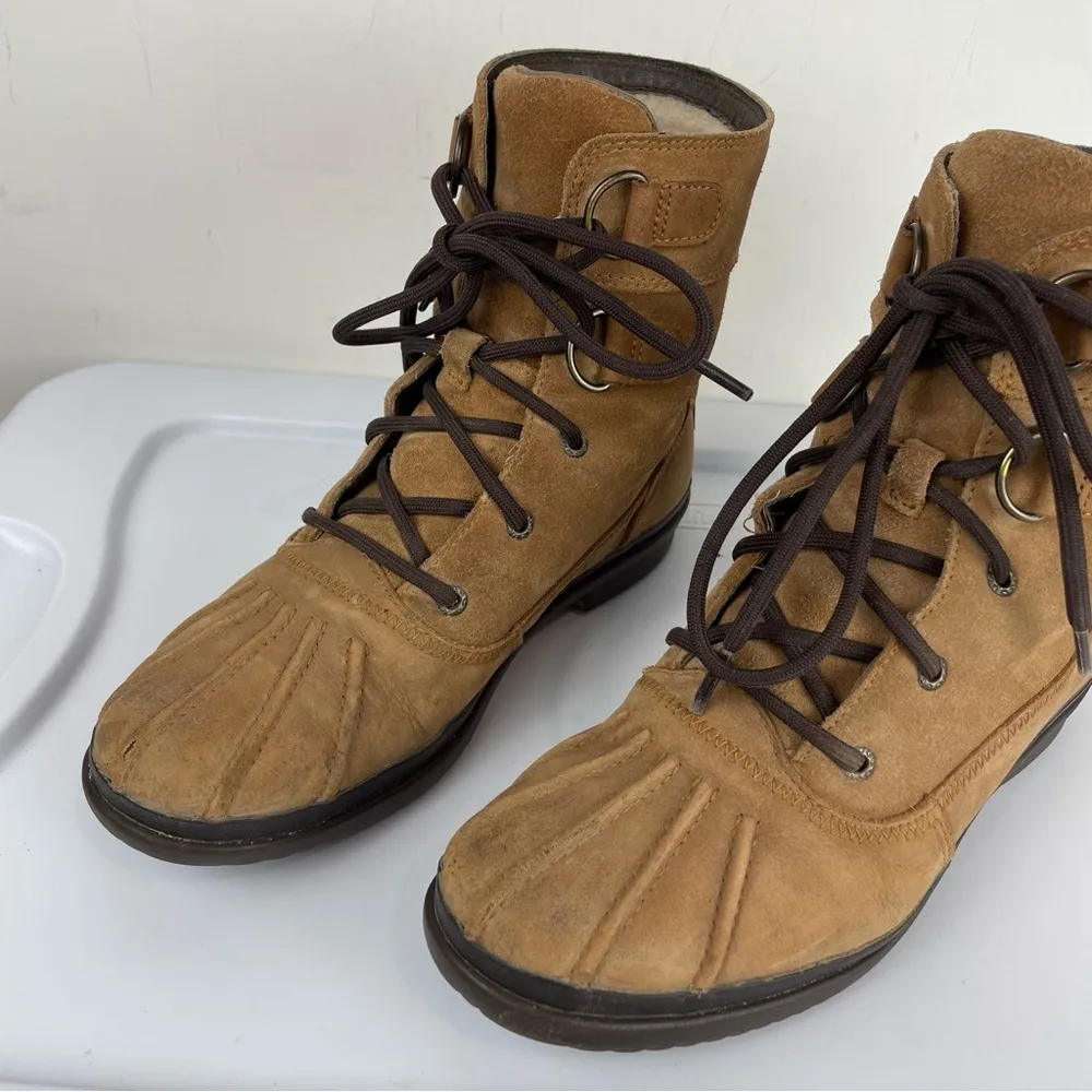UGG Womens Azaria Lace Up Duck Boots Waterproof Suede Leather Sz 8 Chestnut - Image 4