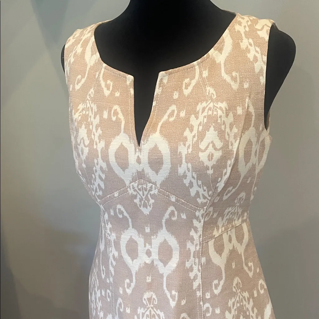 Sleeveless Beige and White Patterned Dress Anne Klein size 2 - Image 2