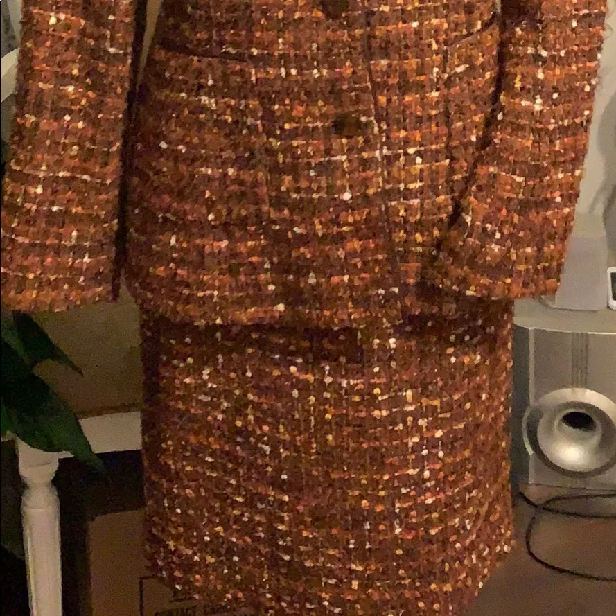 Doncaster Size 6  wool skirt suit - Image 7