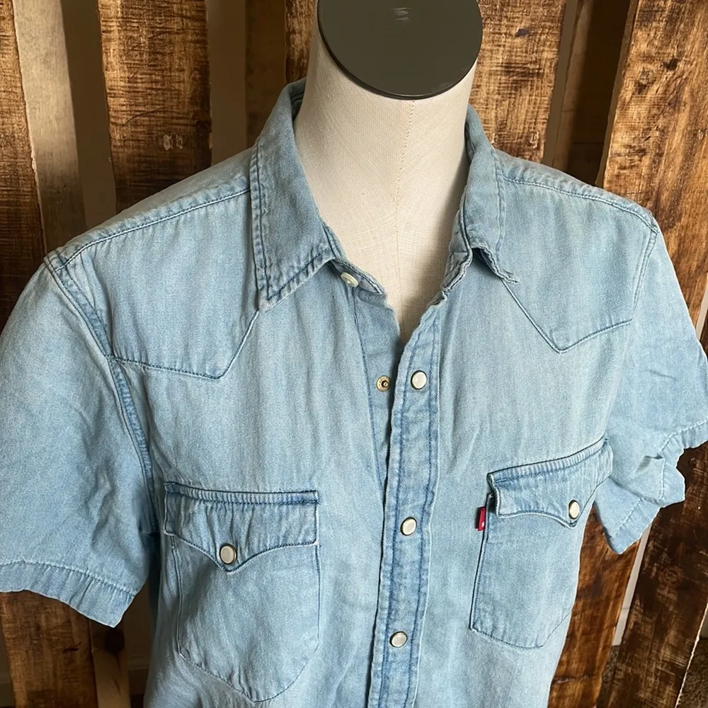 Levi’s shirt jacket woman’s blue standard short sleeve shirt Sz Med - Image 33