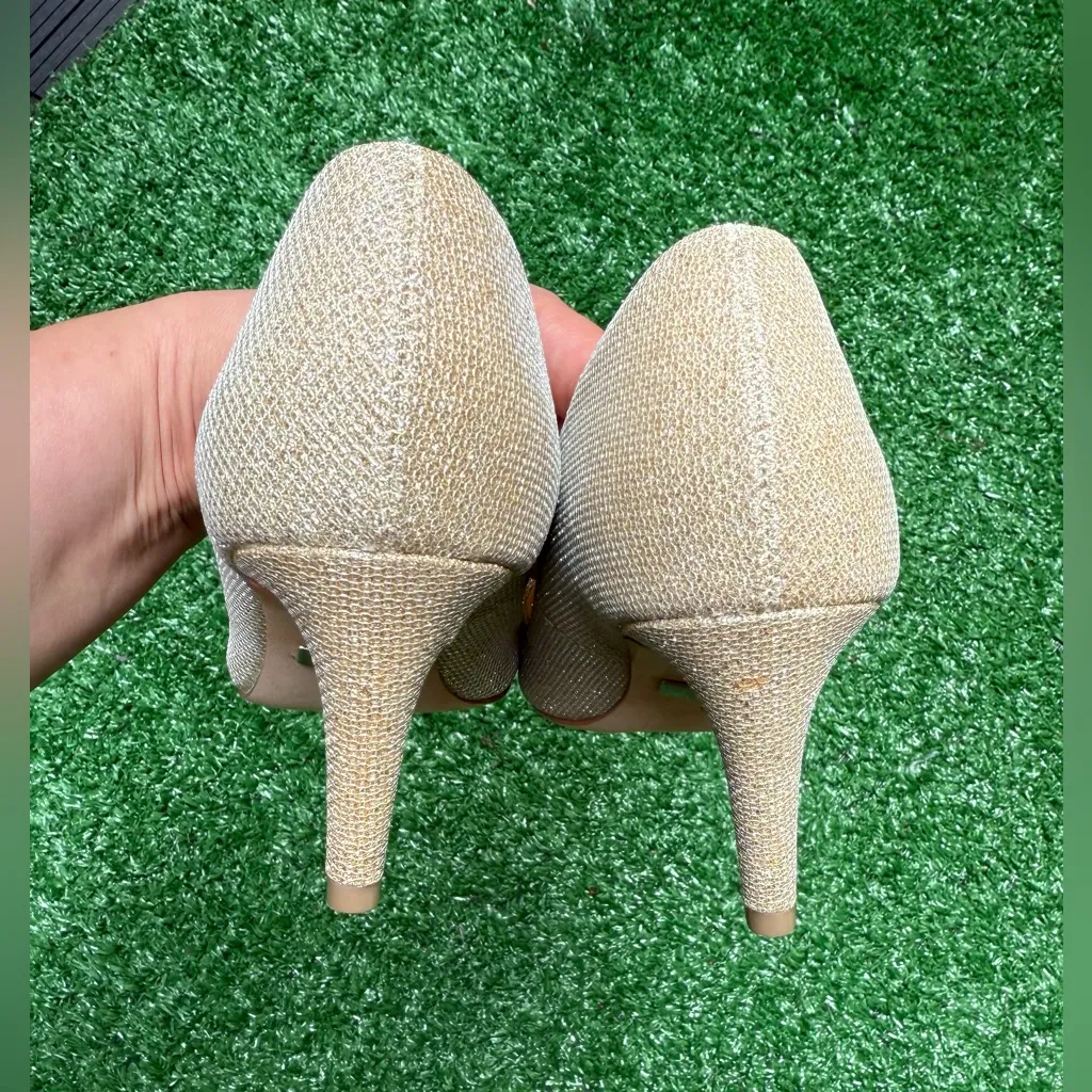 Badgley Mischka Women's Pointed Toe Sparkling Gold Heels Size 6 - Image 9
