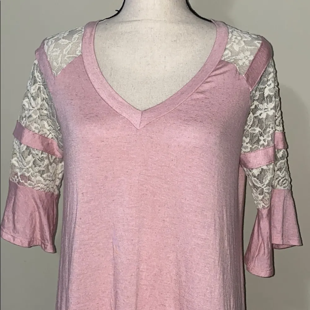 Hyped Unicorn med solid blush & lace v-neck blouse - Image 4