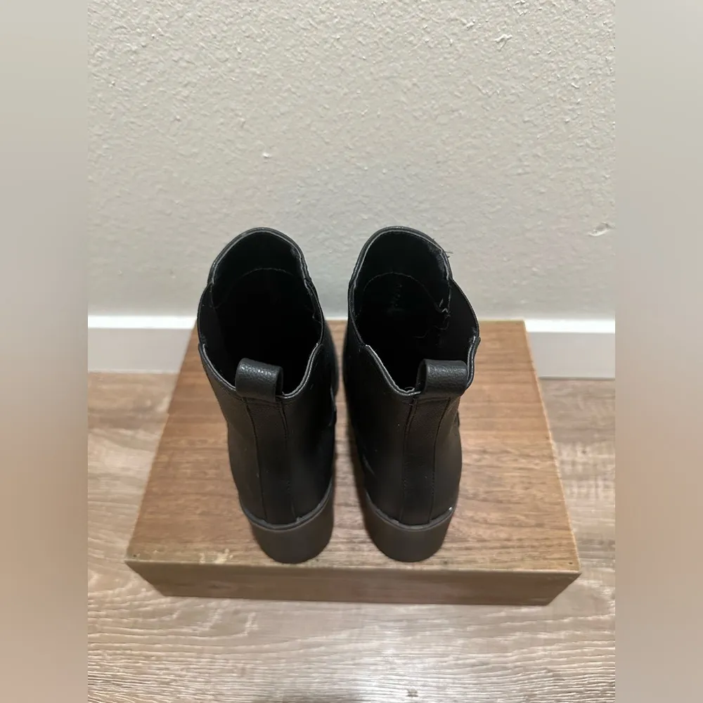 ZBY Women’s Lug Sole Platform Chelsea Boots Size 7.5 Black. Like new! Black - Image 3