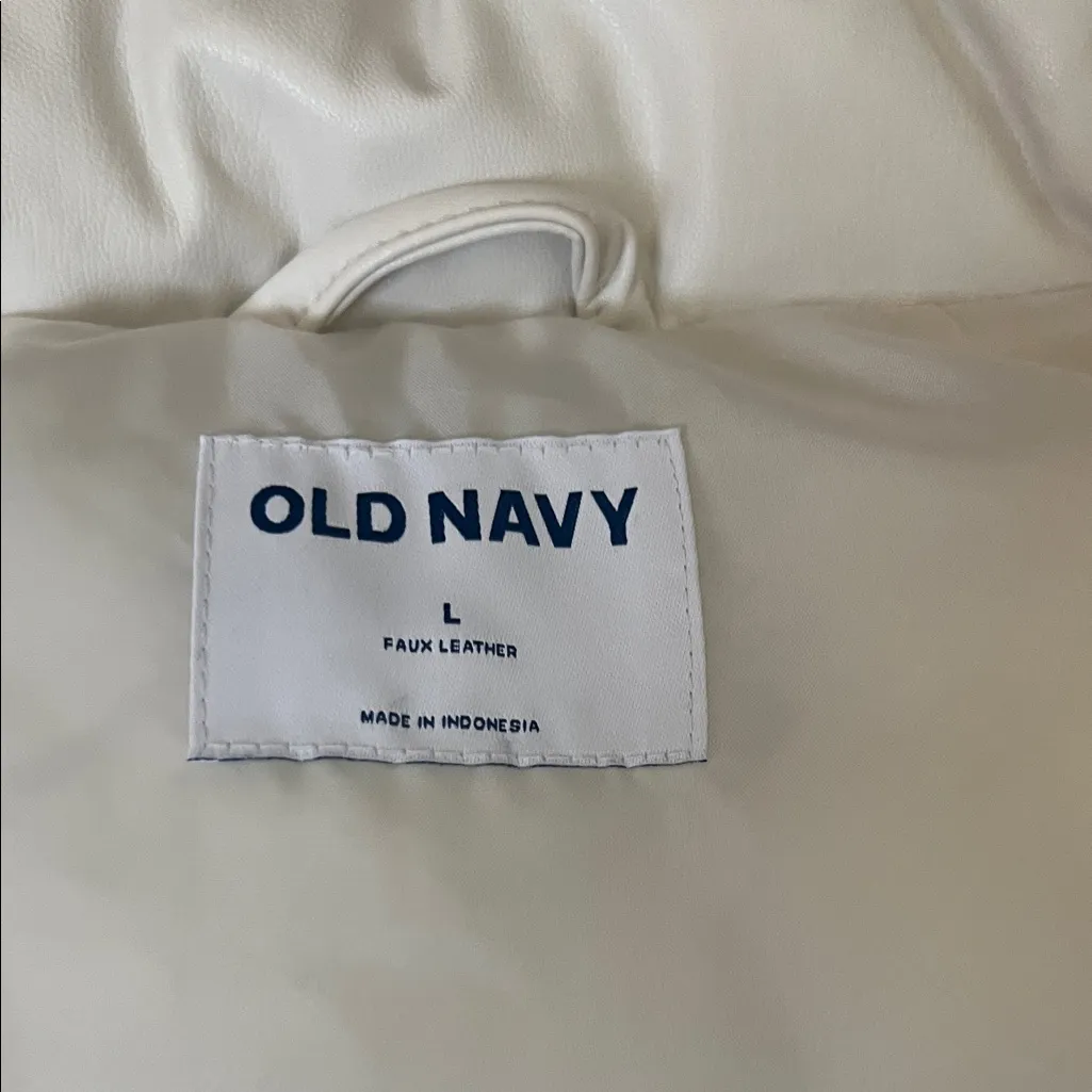 Old Navy  White Puffer Vest super soft. Large. Only worn one time. - Image 2