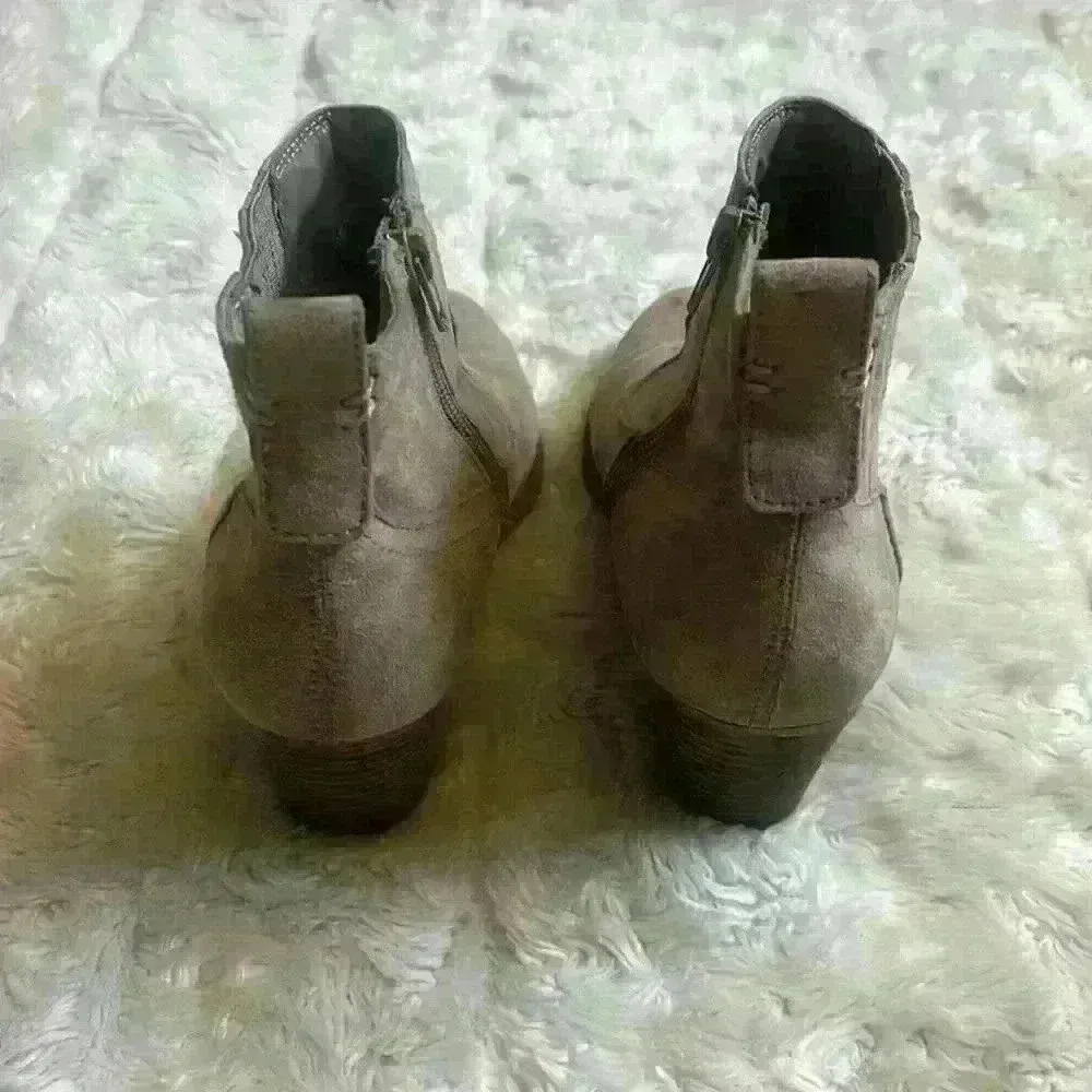 Carlos Santana light tan faux suede Daisy ankle booties woman’s size‎ 8.5M - Image 4