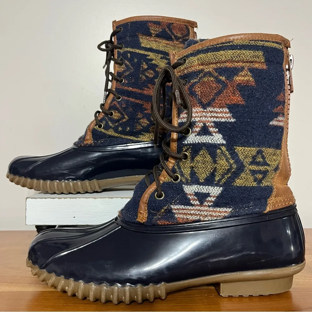 Women's Madden‎ Girl Rubber Duck Boots Southwestern Aztec Pattern Size 9 Navy - Image 2