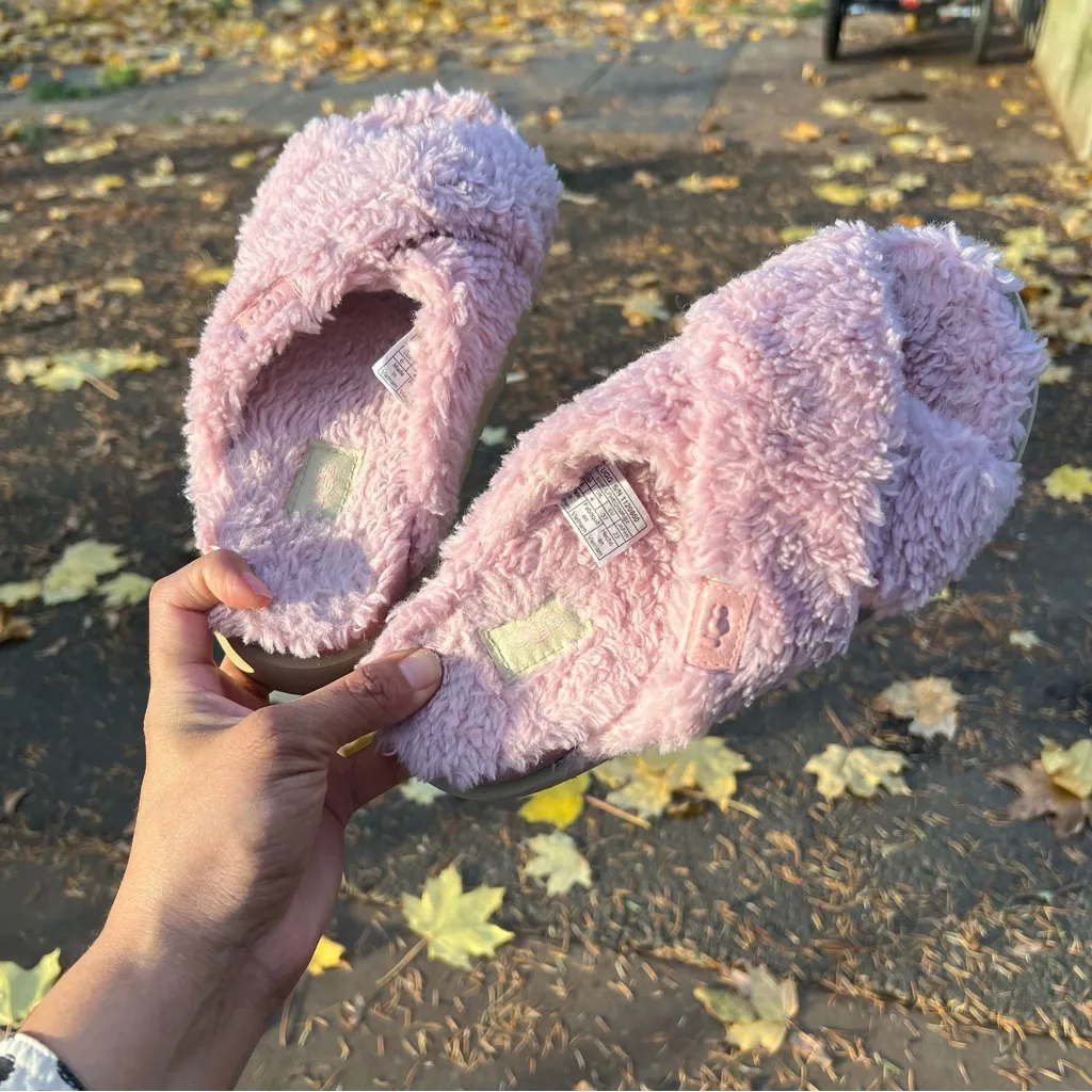 UGG PINK FUZZ SUGAR CROSS SLIDE WOOL / FAUX FUR SLIPPERS SANDALS 6 US (no box) - Image 3