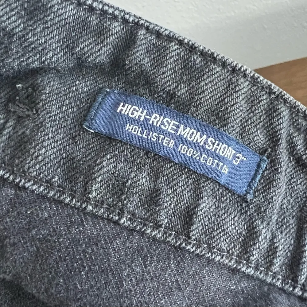 Hollister High Rise Mom Shorts Cuffed Hem Black Wash Fade 26 - Image 5