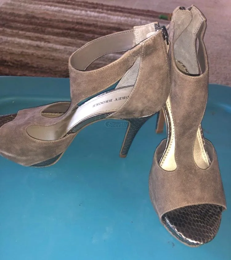 Heels Brown Size 8.5 - Image 2