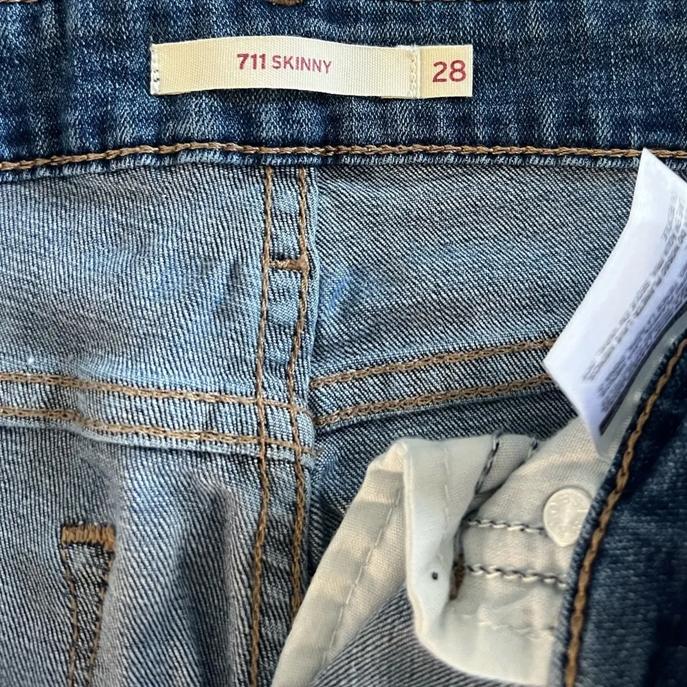 NWOT Levi 711 skinny jeans with holes - Image 3