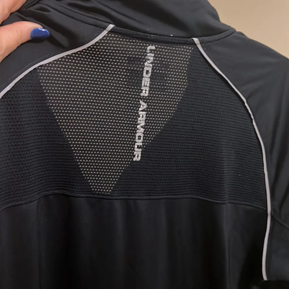 Ladies Sz large Under Armour long sleeve shirt - Image 6