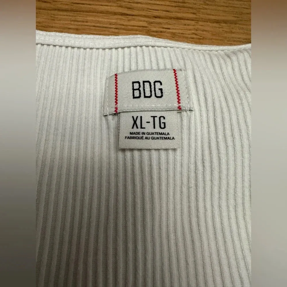 BDG Urban Outfitters NWOT Madi Ribbed Surplice Short Sleeve Tee see flaw** XL - Image 6