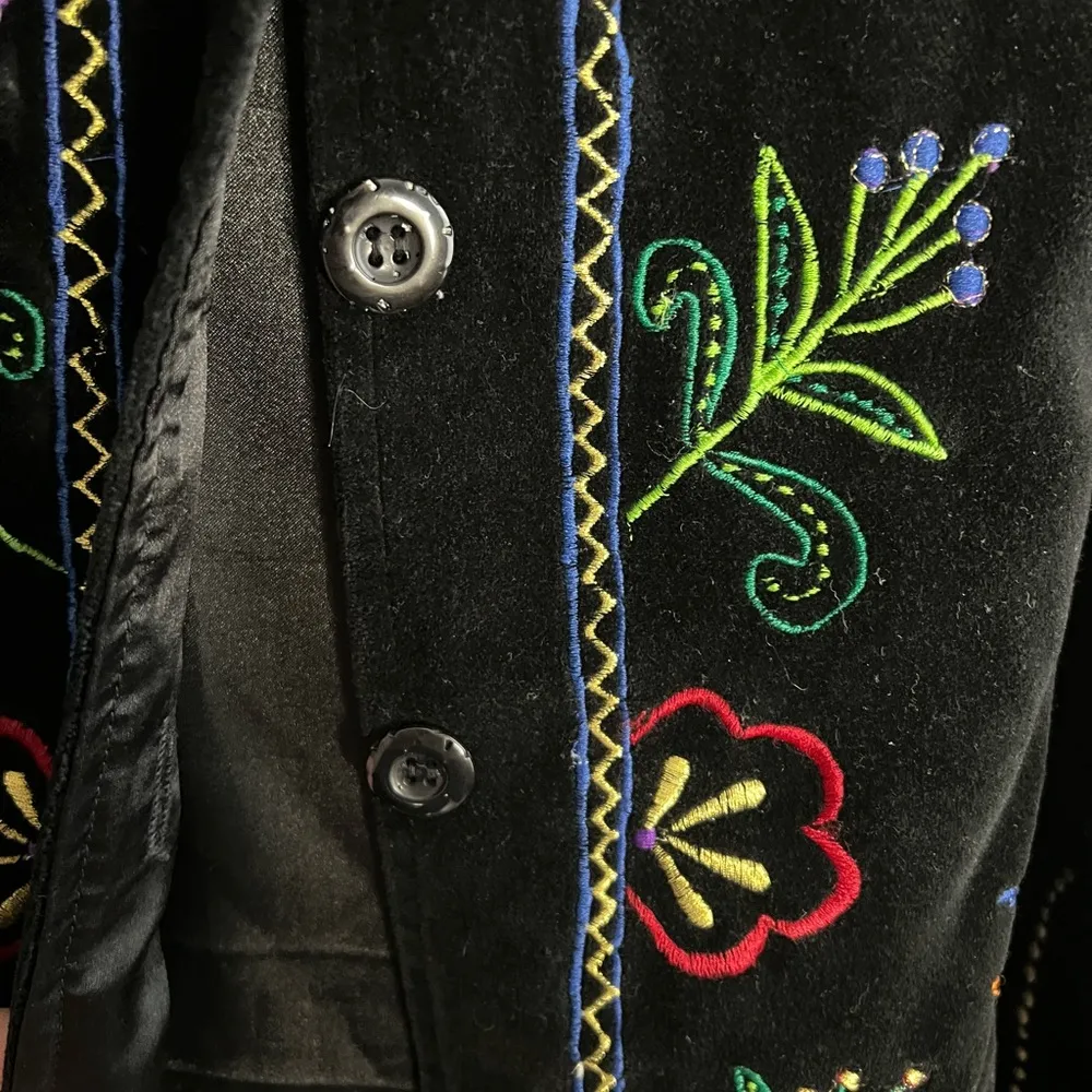 Life Style black velvet jacket with neon embroidery size large - Image 3