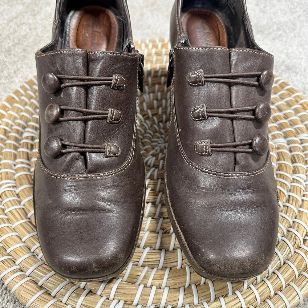 Clarks Women’s Artisan Brown Leather Shoes Button Hook Pilgrim Grannycore 9 - Image 2